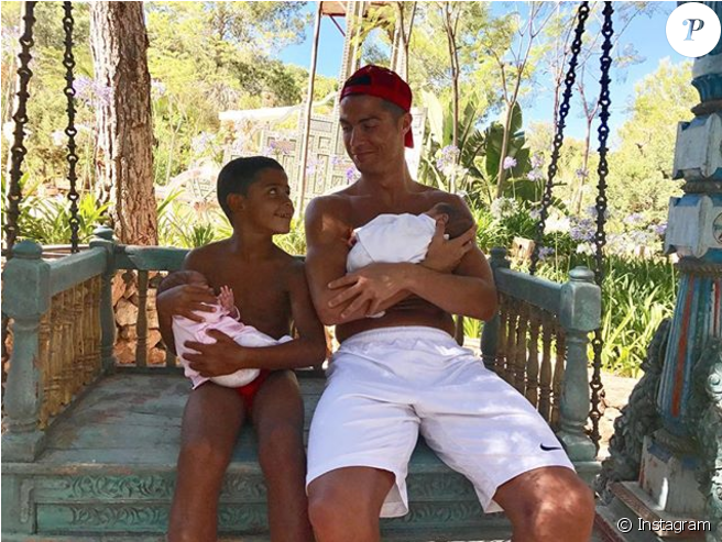 Cristiano Ronaldo Et Son Fils Cristiano Jr - Cristiano Mit Sohn Ronaldo (950x492), Png Download