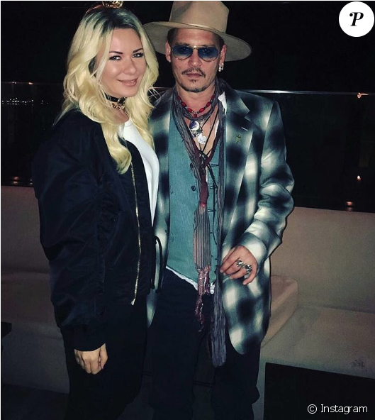 Lalu Madalina, Mannequin Roumain, Pose Avec Johnny - Johnny Depp Aout 2018 (950x591), Png Download