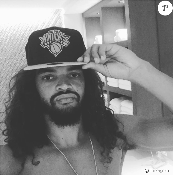 Joakim Noah Pose Avec La Casquette Des Knicks Sur Instagram, (950x586), Png Download