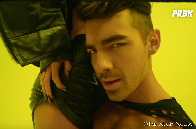 Joe Jonas Protagoniza A Maior Pegação No Clipe "body (624x600), Png Download