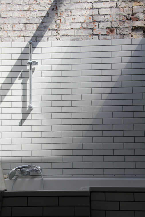 Bathroom With Bathtub Up Against The Old Facade Brick (1134x756), Png Download
