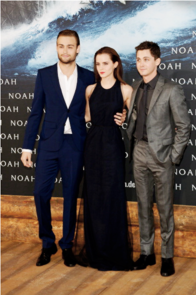 Posted 4 Years Ago With 608 Notes - Logan Lerman Y Emma Watson Premiere (500x594), Png Download