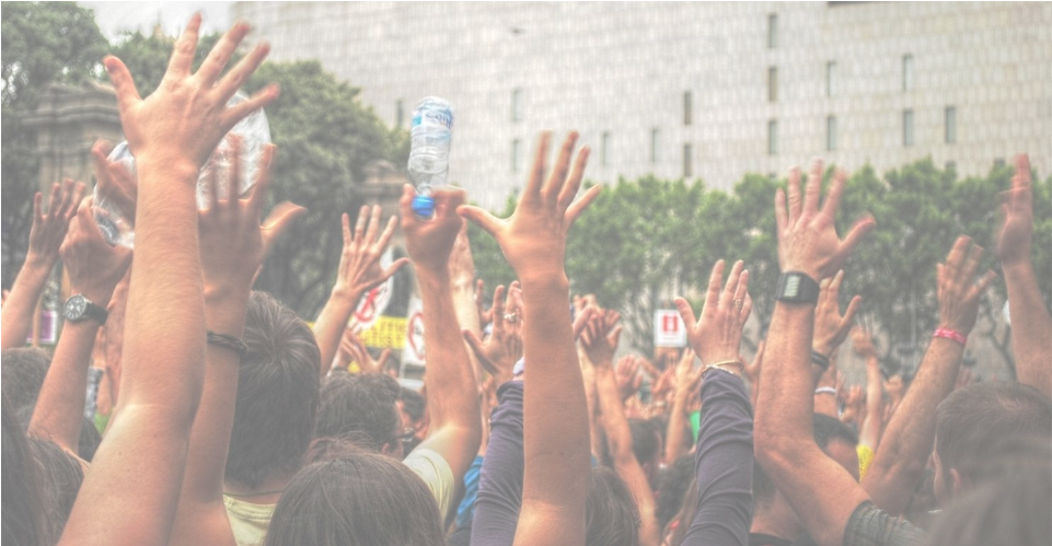 Hands-raised - Crowd (960x720), Png Download