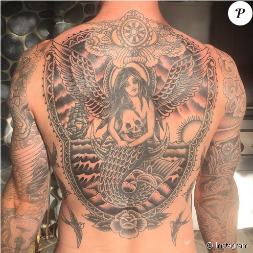 Adam Levine Dévoile Un Cliché De Son Nouveau Tatouage - Adam Levine Back Tattoo (950x516), Png Download
