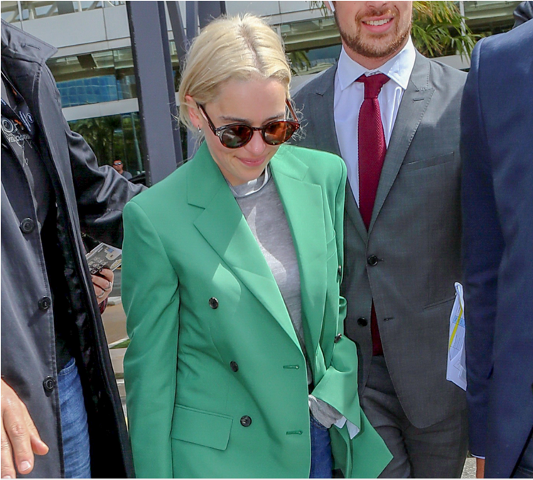 Εμφανίστηκε Με Το Outfit Που Θέλουμε Να Φοράμε Όλη - Emilia Clarke Green Jacket (1601x674), Png Download