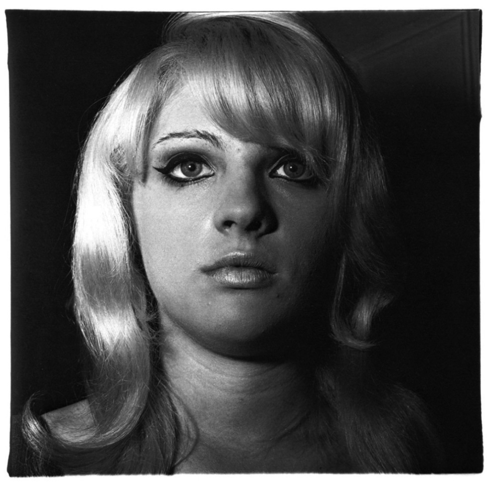 Blonde Girl With Shiny Lipstick - Diane Arbus Photographs (1903x969), Png Download