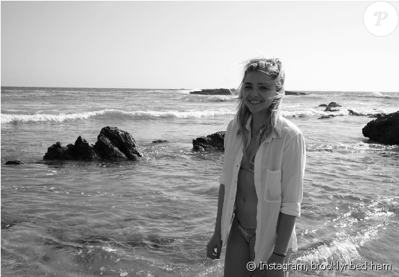 Chloë Grace Moretz Lors D'une Journée Plage Avec Son - Chloë Grace Moretz Y Brooklyn Beckham (950x398), Png Download