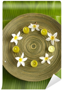 Frangipani And Candle In Bowl On Green Banana Leaf - Singapore Graveyard Flower (400x400), Png Download
