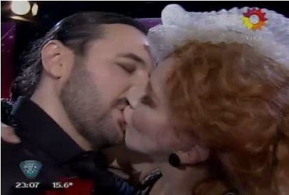 Ergun Demir Presentó A Esbeltas Amigas, Histeriqueó - Love (1140x640), Png Download