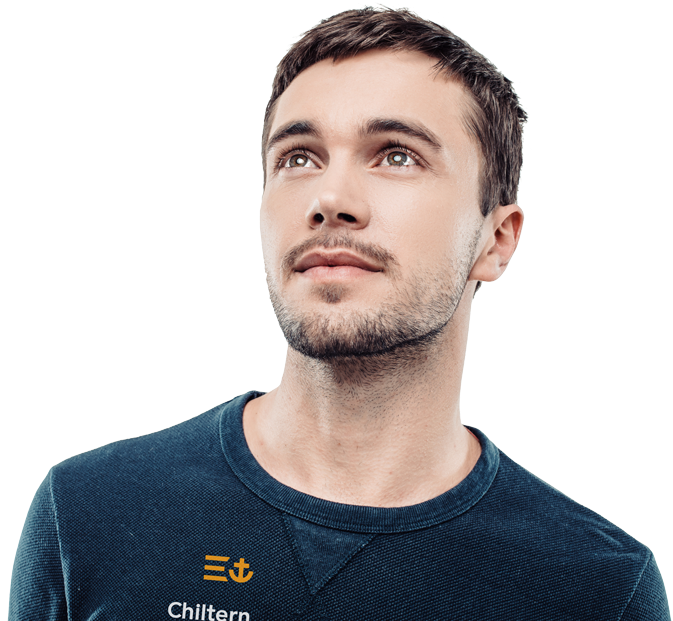 Young Guy Wearing A Navy Blue T-shirt With Yellow Chiltern - Photo Shoot (700x632), Png Download