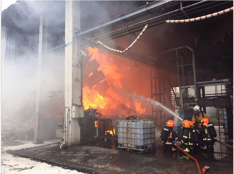 Fire Breaks Out At Waste Management Firm In Jurong - Smoke (991x557), Png Download