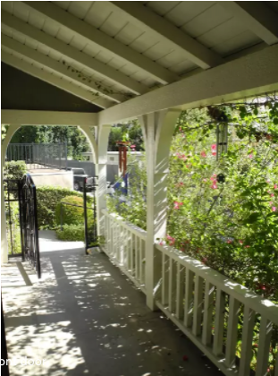 Charming Hollywood Hill House - Fence (800x533), Png Download