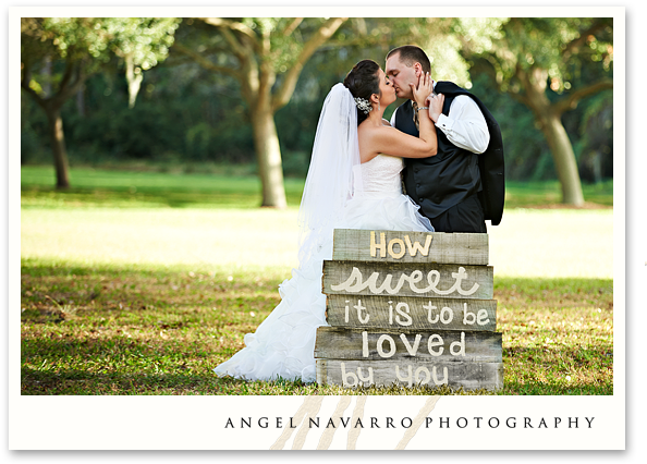 Wedding Couple With Funny Sign - Funny Bride And Groom (600x439), Png Download