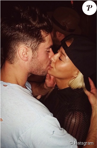 Sami Miro Et Zac Efron S'embrassent / Photo Postée - Kiss On Lips (950x508), Png Download
