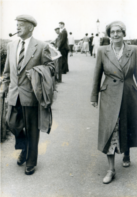 Older Couple Promenading - Promenading (640x640), Png Download