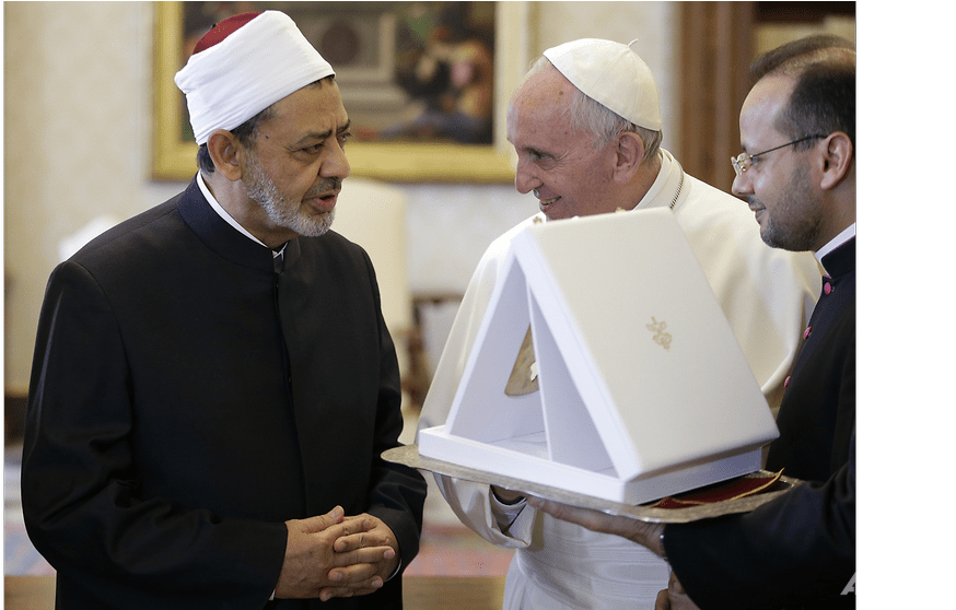 Pope And Top Imam Embrace In Historic Meeting At Vatican - Happy Muslims And Christians Together In Jordan (991x557), Png Download