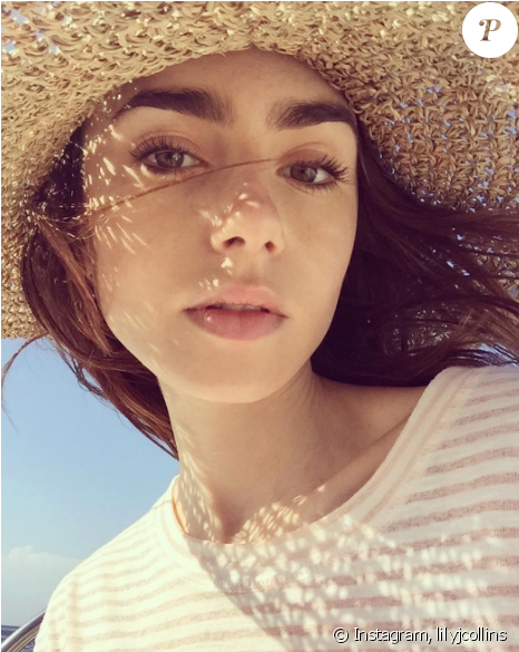 Lily Collins En Vacances À Ischia En Italie - Mirror Mirror Lily Collins Snow White (950x584), Png Download