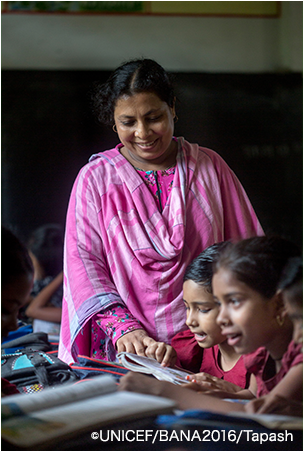 A Primary School Teacher Engaging With Her Students - Girl (800x450), Png Download