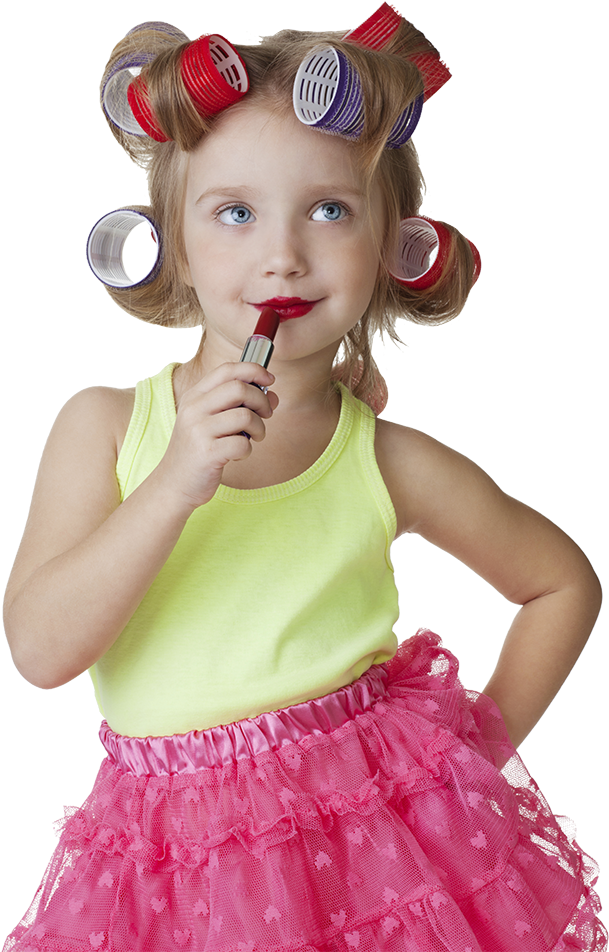 Little Girl Applying Lipstick (634x1000), Png Download