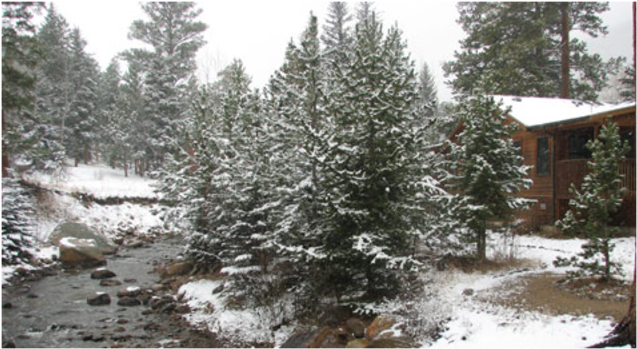 Cottage Exterior At The Evergreens On Fall River - Snow (800x520), Png Download