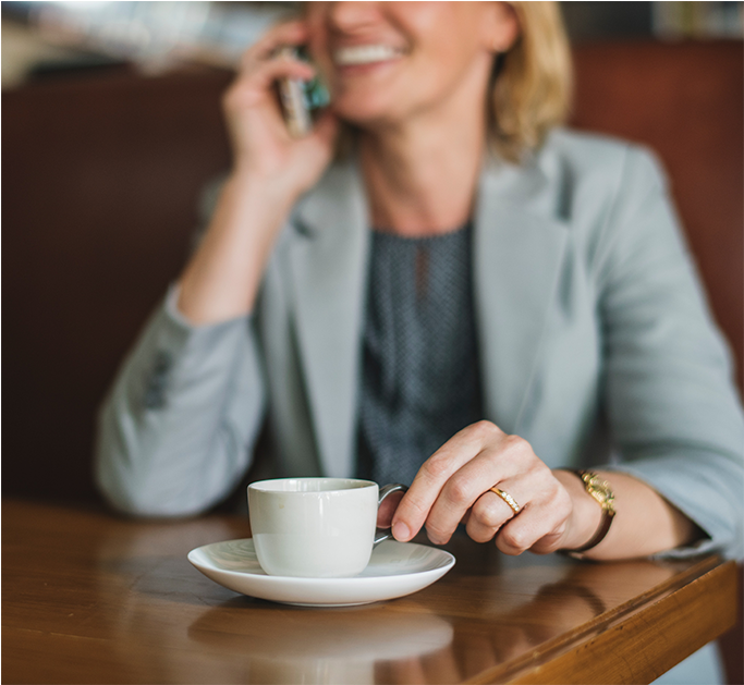 Conversations With Rosie - คน ยืน ถือ แก้ว กาแฟ (1200x628), Png Download