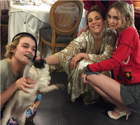 Comment Les Stars Ont Passé Les Fêtes De Fin D'année - Lily Rose Depp Et Son Frère (852x761), Png Download
