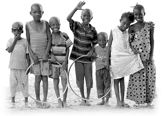 Kola Pro Afriku - Monochrome (573x531), Png Download