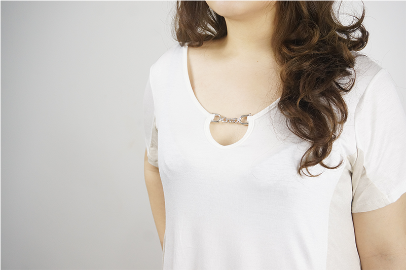 Asymmetrical Hem With Keyhole Chain Embellishment Top - Blouse (800x1100), Png Download